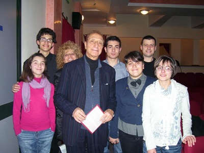 Pippo Franco con i ragazzi del laboratorio teatrale Tempo Nuovo