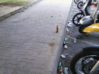 Bottiglie e vetri nei marciapiedi