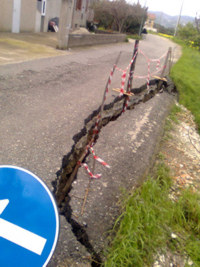 Strada dissestata tra Davoli e Satriano