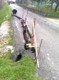 Strada dissestata tra Davoli e Satriano