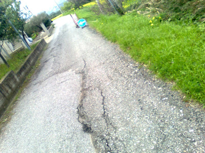 Strada dissestata tra Davoli e Satriano