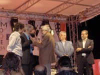 Nicola Piovani riceve la colonna d'oro da Ettore Scola